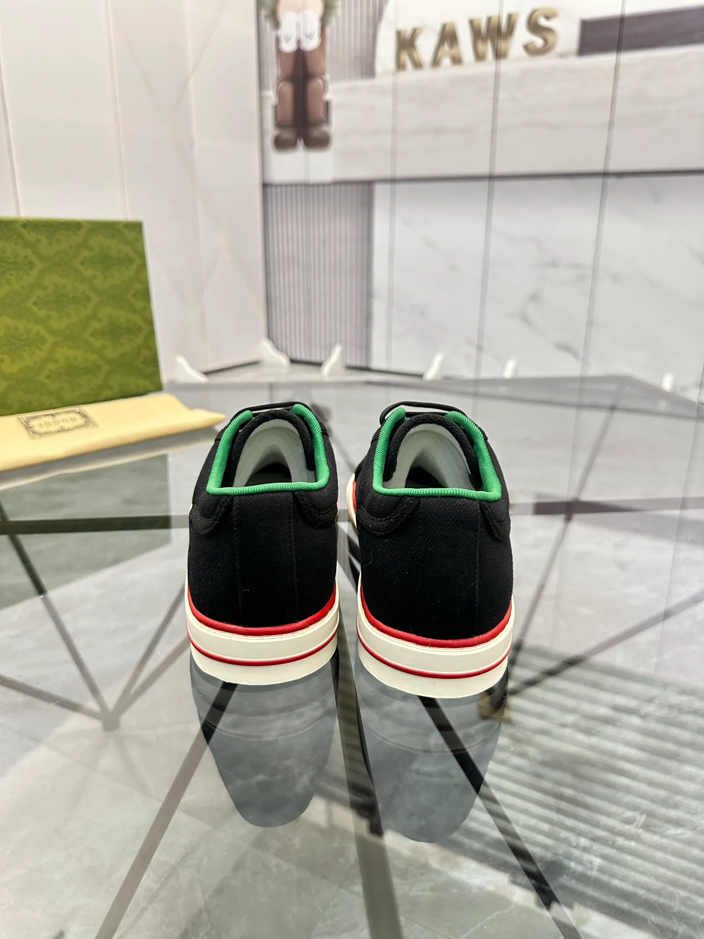 Men's shoes: 💰P360¥ Product trademark: Gucci* "Gucci*" low-cut casual shoes Regular size: 38-44 (can be customized to 45.46.) Product materials: Original material from the upper counter, breathable lining, original outsole. Number: 661